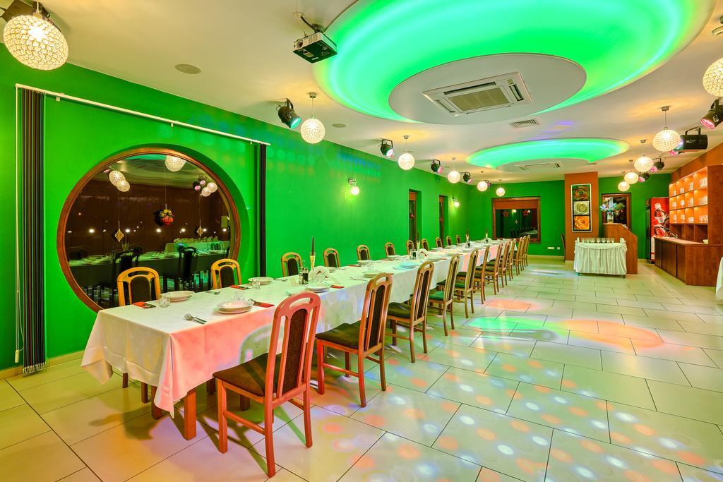 Hotel Tenis Chrzastowice ภายนอก รูปภาพ